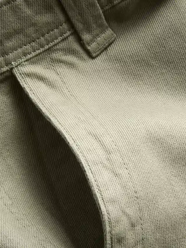Chinos med mellemhøj talje og løs pasform