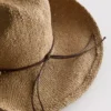 Cowboyhat i strå med kant