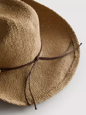 Cowboyhat i strå med kant
