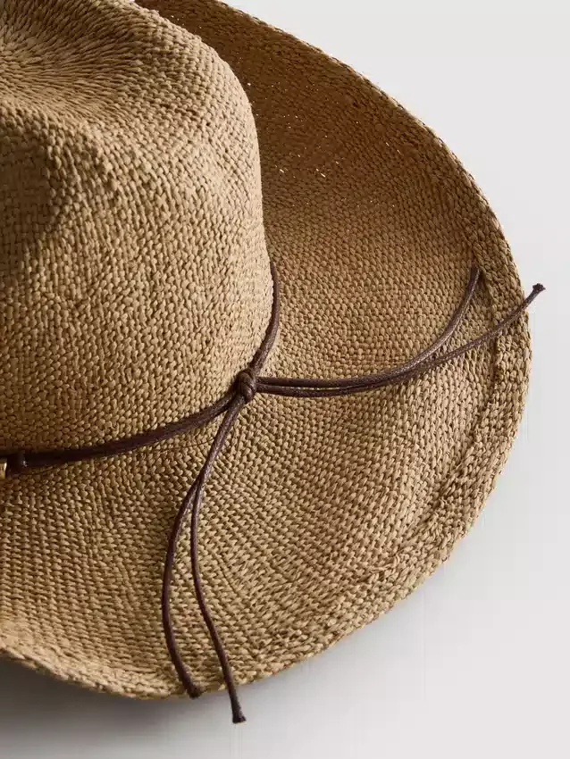 Cowboyhat i strå med kant