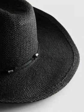 Cowboyhat i strå med kant