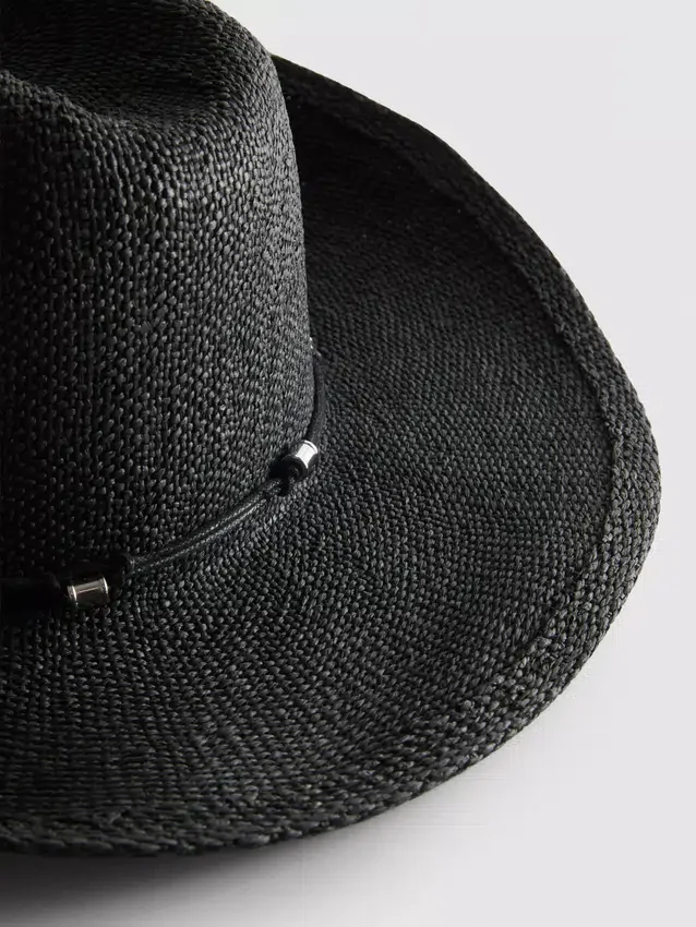 Cowboyhat i strå med kant