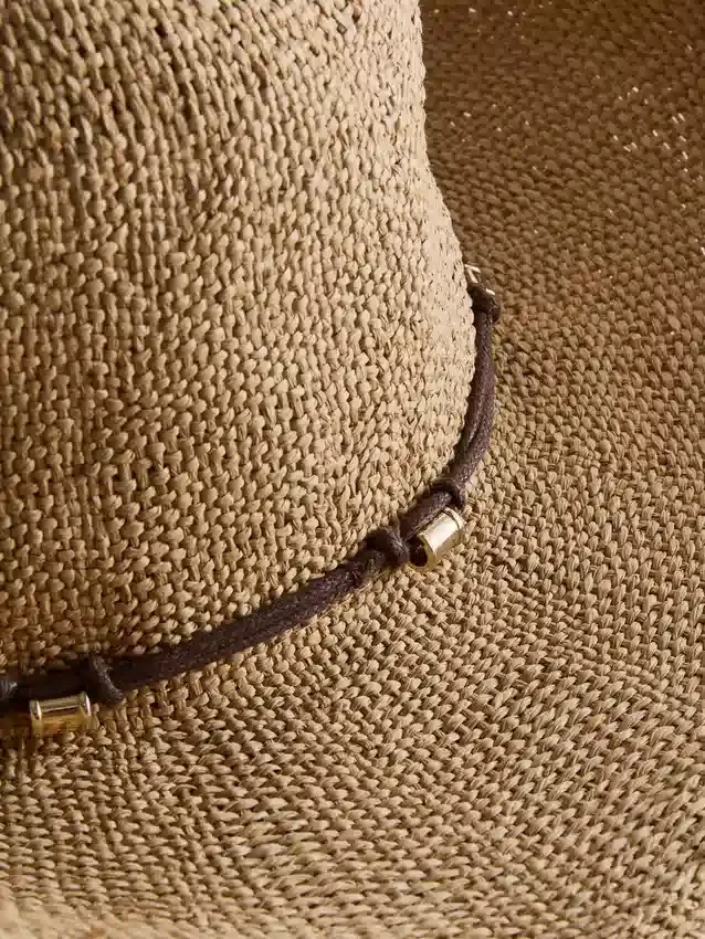 Cowboyhat i strå med kant