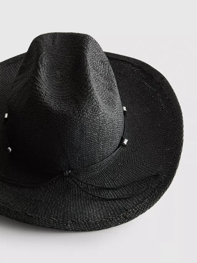 Cowboyhat i strå med kant