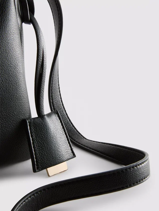 Crossbody-taske med dobbelt indsnit