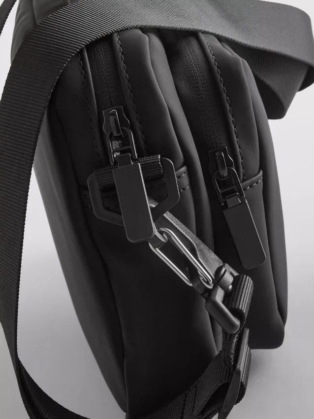 Crossbody-taske med lynlås
