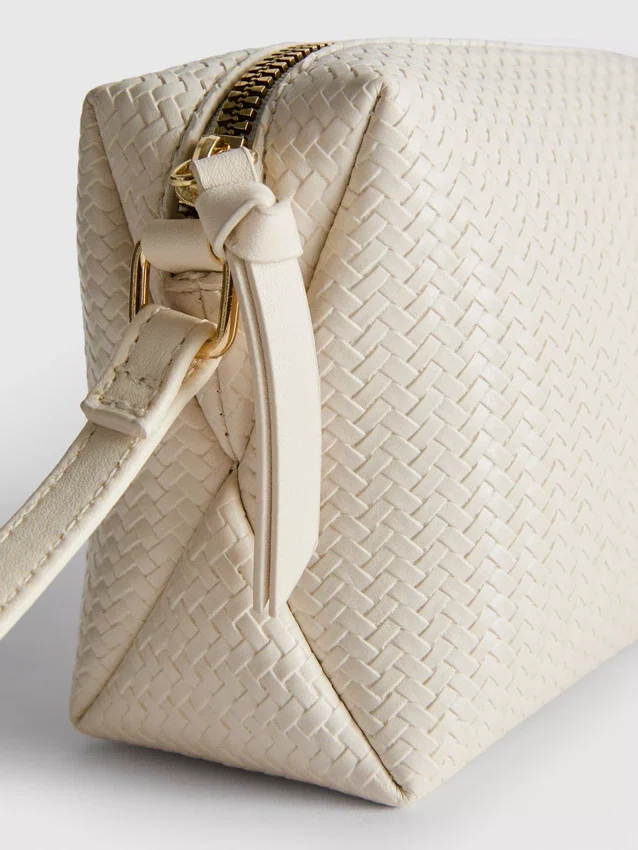 Crossbody-taske med vævet effekt
