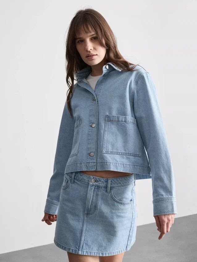 Denimjakke med påsyet lomme i bomuld