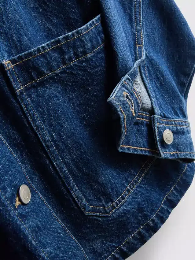 Denimjakke med påsyet lomme i bomuld