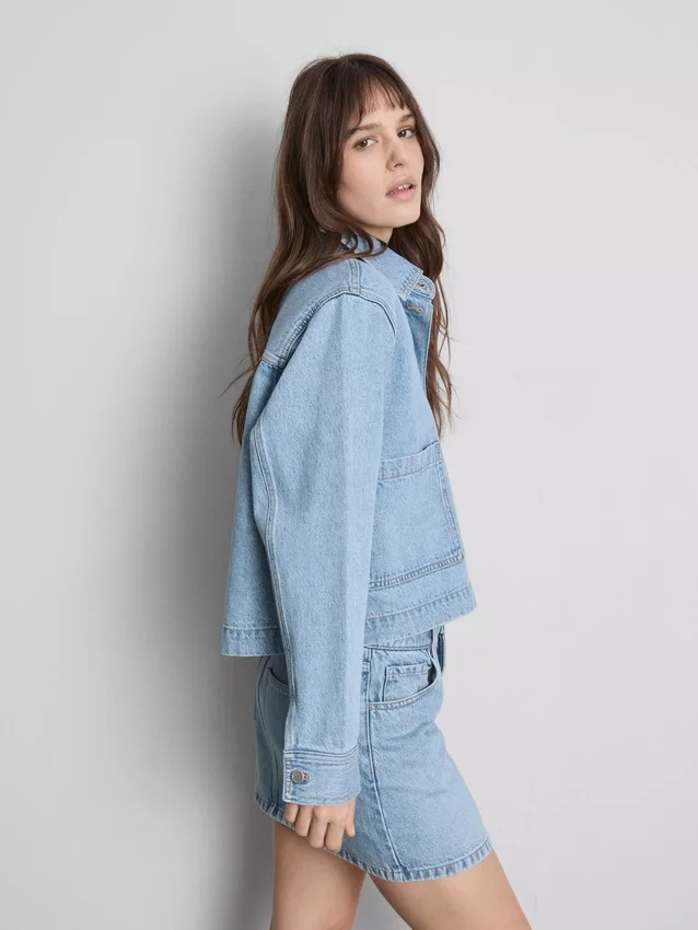 Denimjakke med påsyet lomme i bomuld