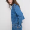 Denimjakke med påsyet lomme i bomuld