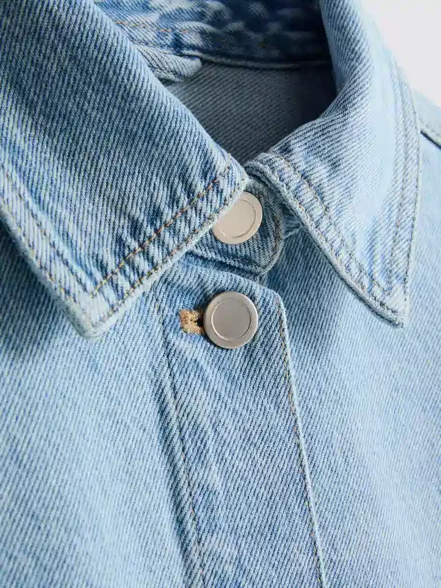Denimjakke med påsyet lomme i bomuld