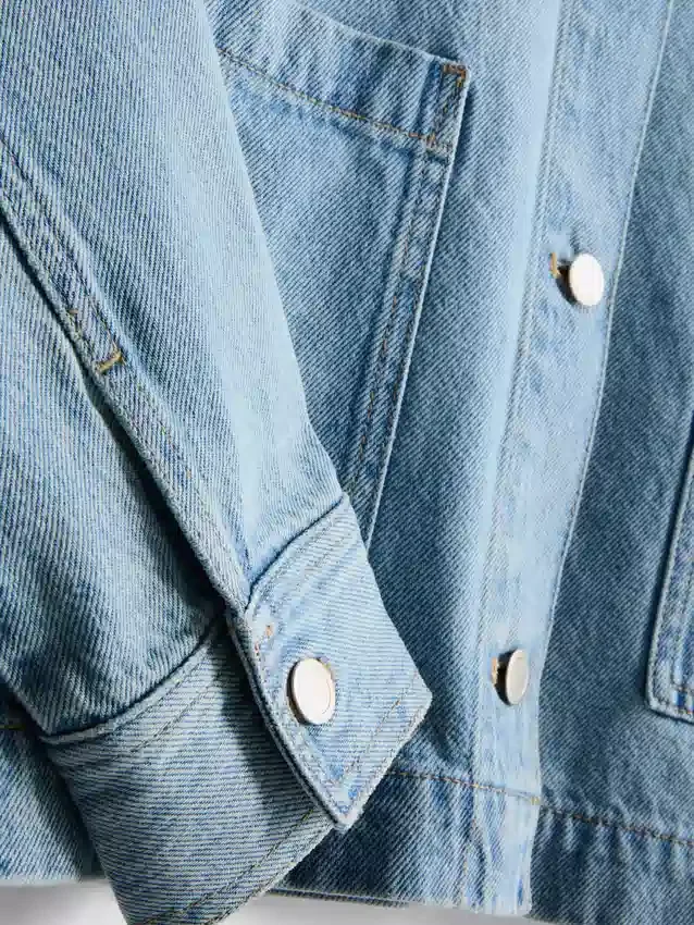 Denimjakke med påsyet lomme i bomuld