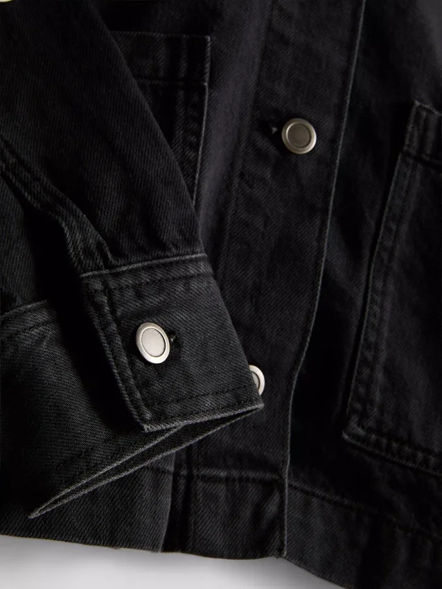 Denimjakke med påsyet lomme i bomuld