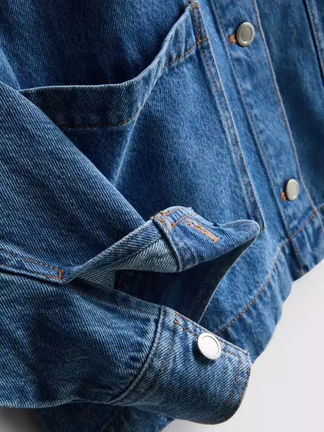 Denimjakke med påsyet lomme i bomuld
