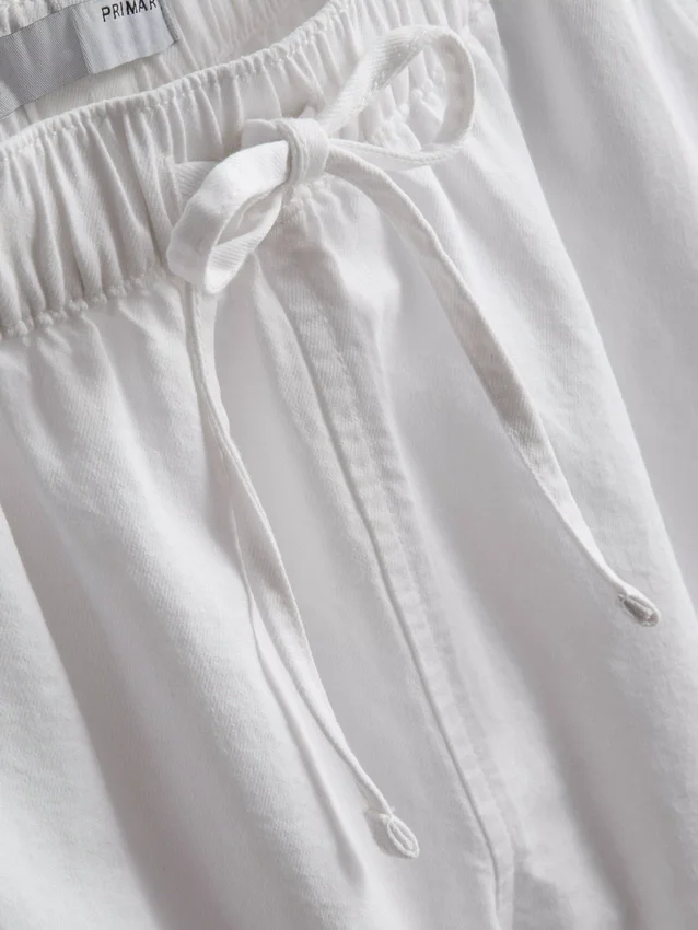 Denimshorts med flæser i bunden
