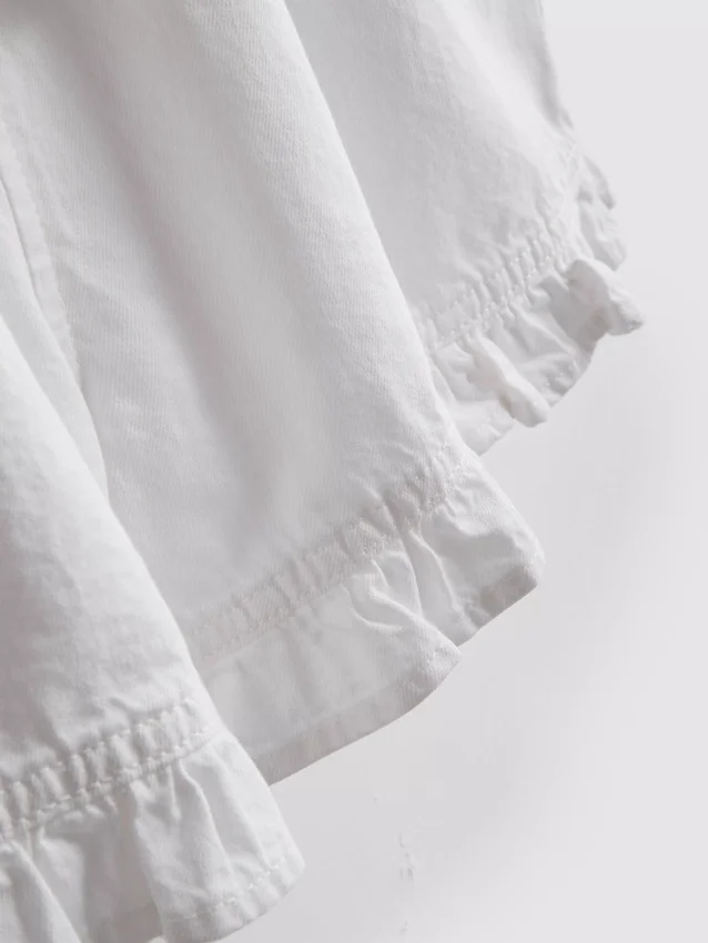 Denimshorts med flæser i bunden