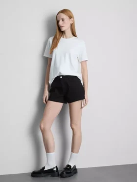Denimshorts med mellemhøj talje og opsmøg