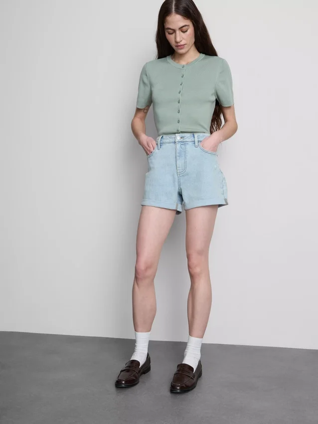 Denimshorts med mellemhøj talje og opsmøg