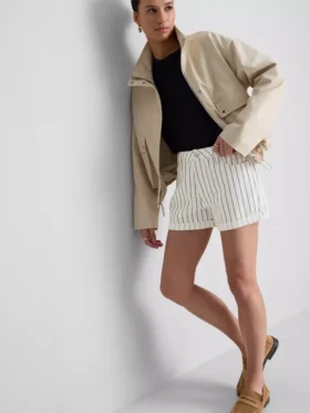 Denimshorts med mellemhøj talje og opsmøg