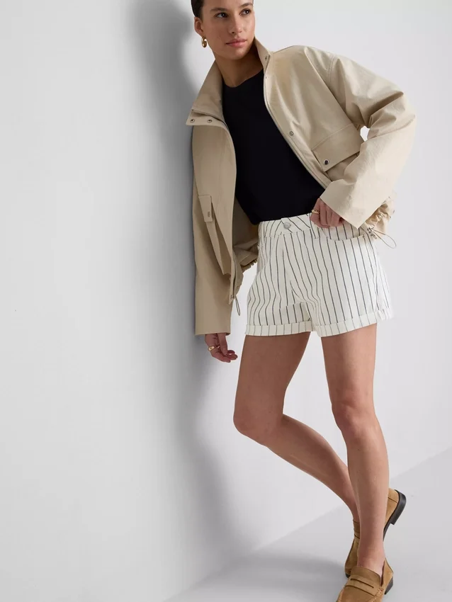 Denimshorts med mellemhøj talje og opsmøg