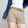 Denimshorts med mellemhøj talje og opsmøg
