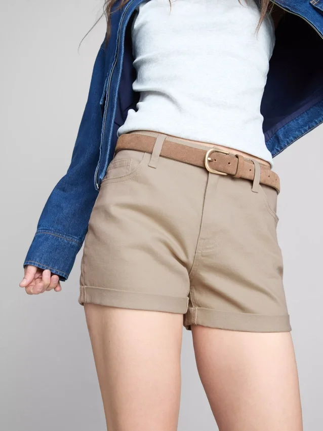 Denimshorts med mellemhøj talje og opsmøg