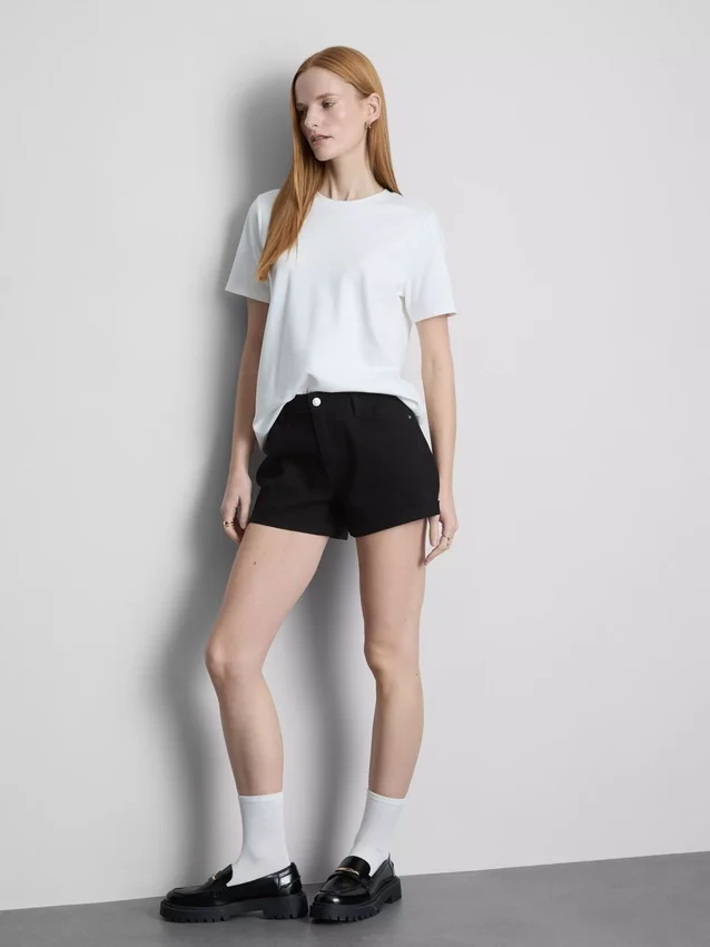 Denimshorts med mellemhøj talje og opsmøg
