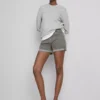 Denimshorts med mellemhøj talje og opsmøg