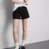 Denimshorts med mellemhøj talje og opsmøg