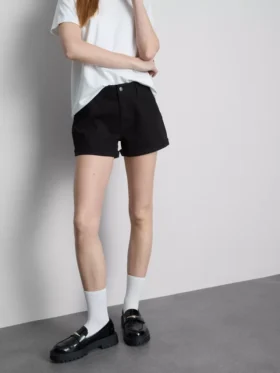 Denimshorts med mellemhøj talje og opsmøg