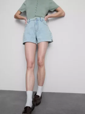 Denimshorts med mellemhøj talje og opsmøg