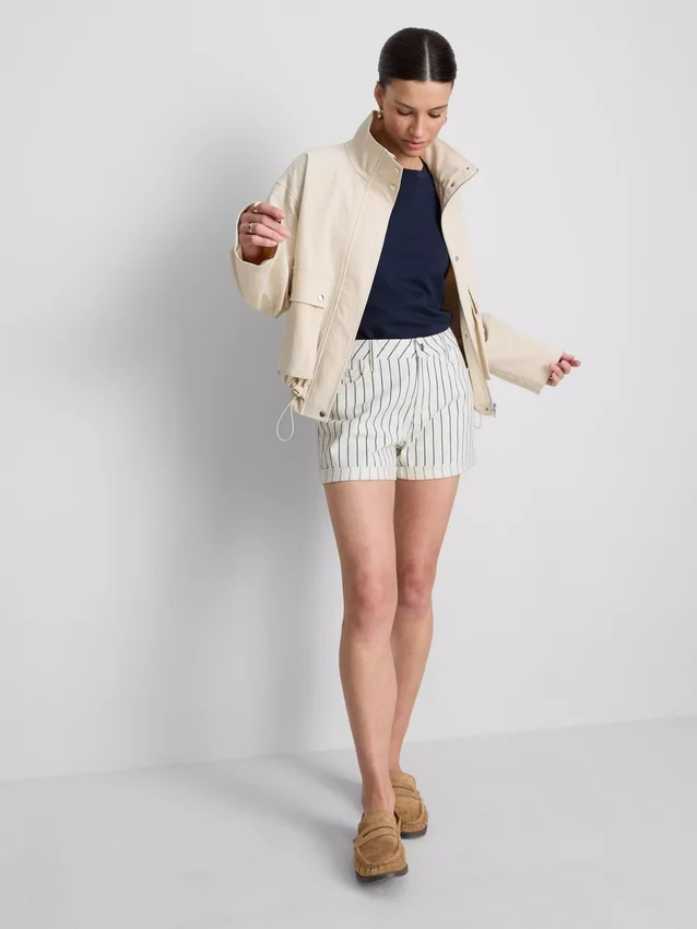 Denimshorts med mellemhøj talje og opsmøg