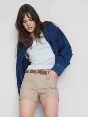 Denimshorts med mellemhøj talje og opsmøg