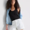Denimshorts med mellemhøj talje og opsmøg