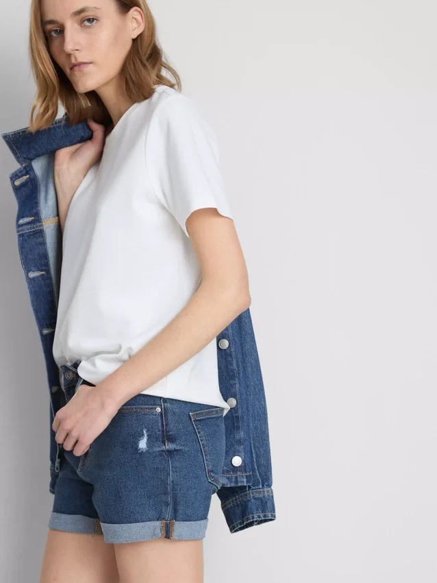 Denimshorts med mellemhøj talje og opsmøg