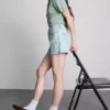 Denimshorts med mellemhøj talje og opsmøg