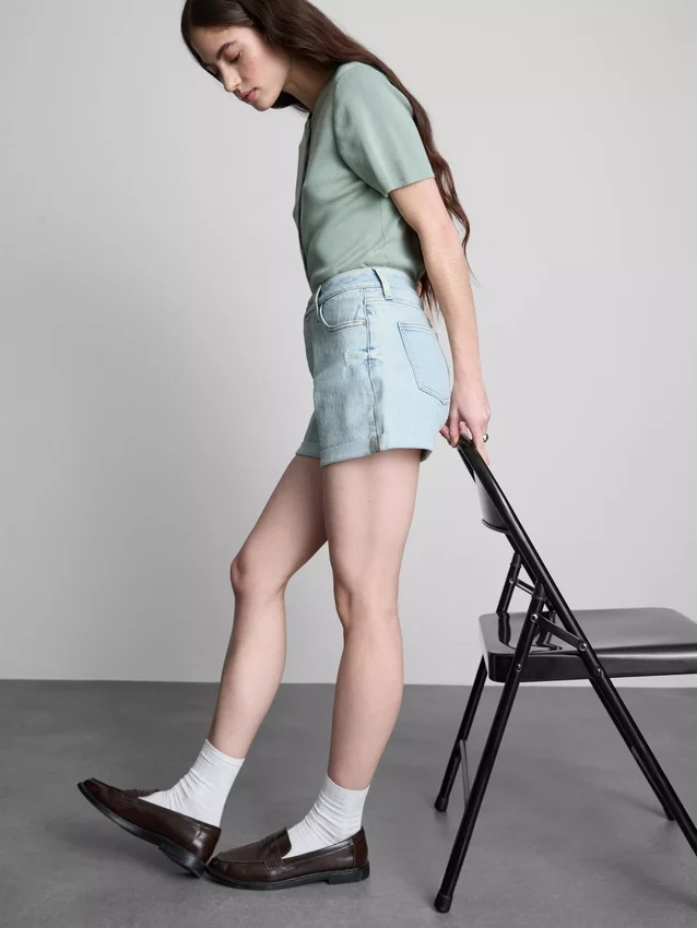 Denimshorts med mellemhøj talje og opsmøg