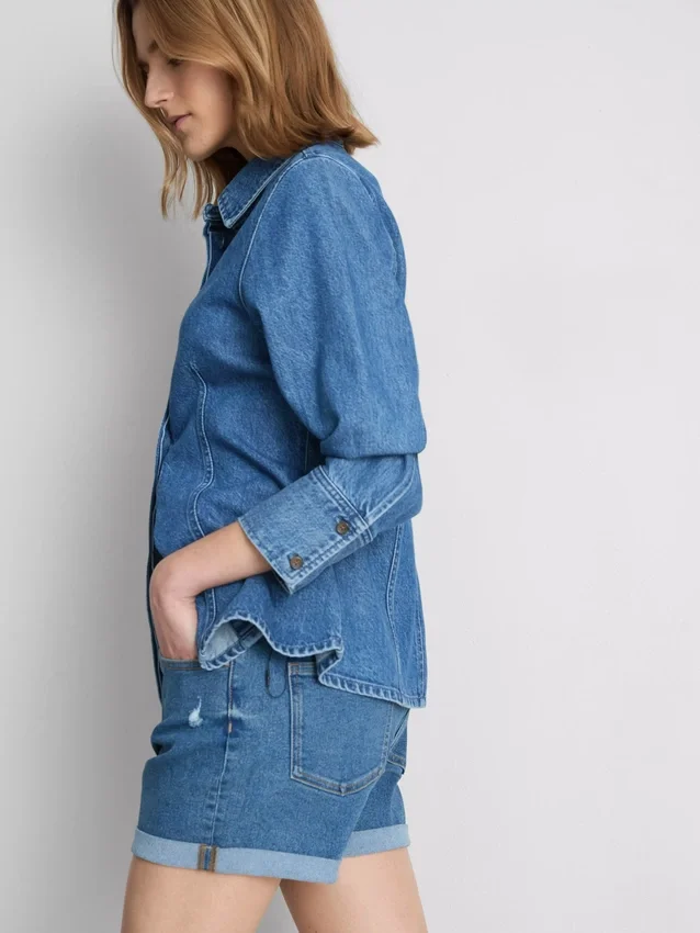 Denimshorts med mellemhøj talje og opsmøg