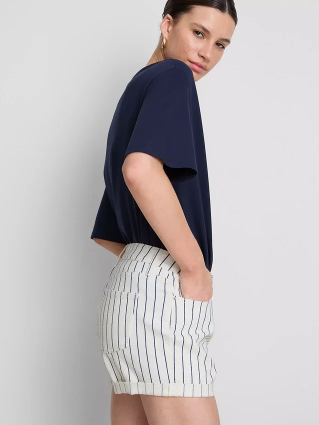 Denimshorts med mellemhøj talje og opsmøg
