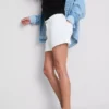 Denimshorts med mellemhøj talje og opsmøg