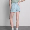 Denimshorts med mellemhøj talje og opsmøg