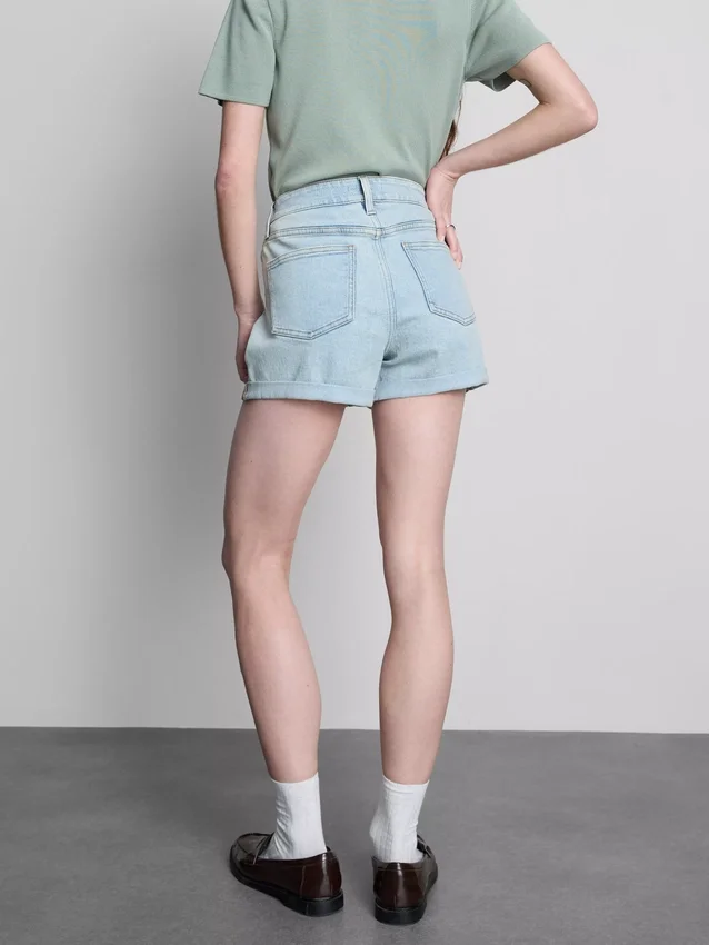 Denimshorts med mellemhøj talje og opsmøg