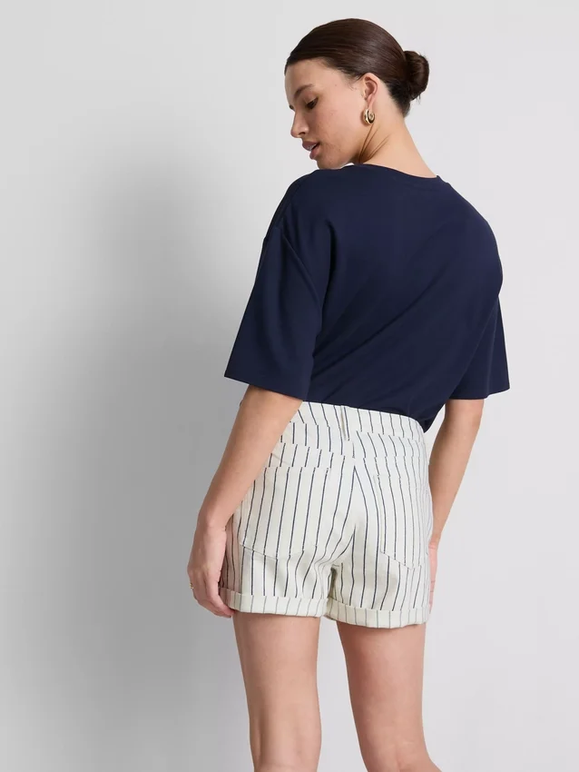 Denimshorts med mellemhøj talje og opsmøg