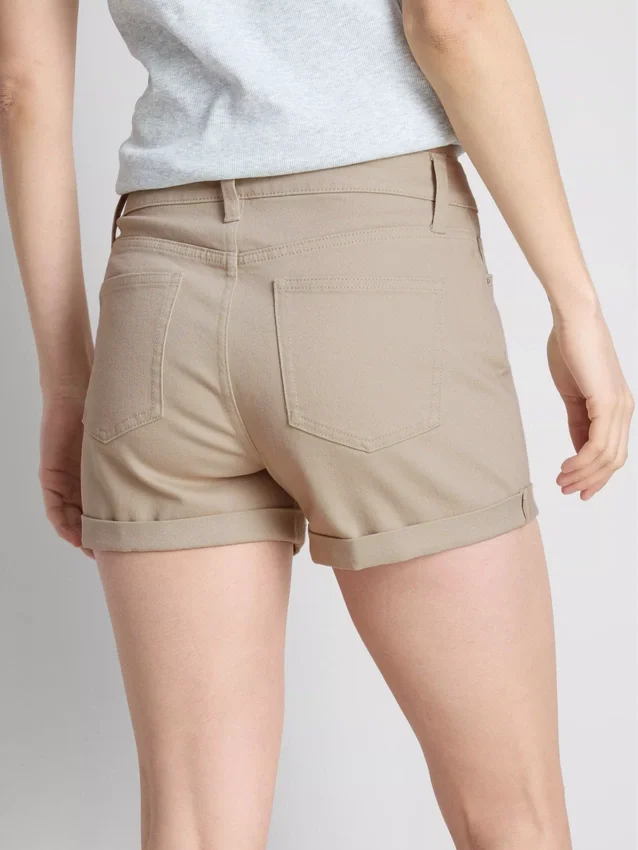 Denimshorts med mellemhøj talje og opsmøg