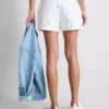Denimshorts med mellemhøj talje og opsmøg