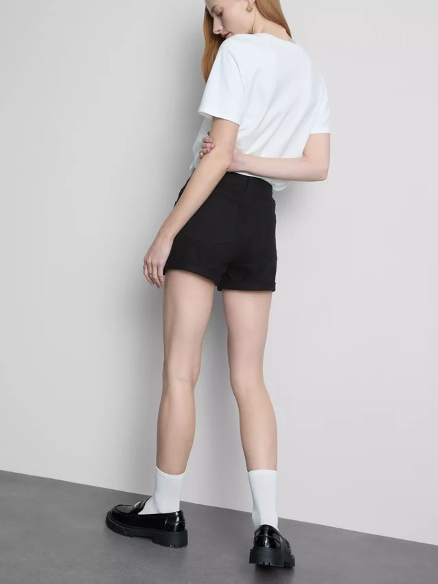 Denimshorts med mellemhøj talje og opsmøg