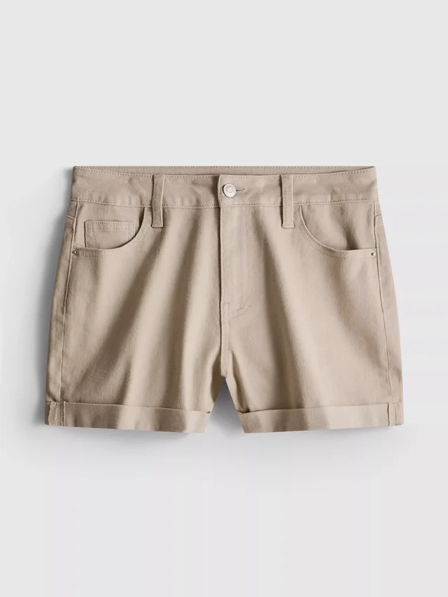 Denimshorts med mellemhøj talje og opsmøg