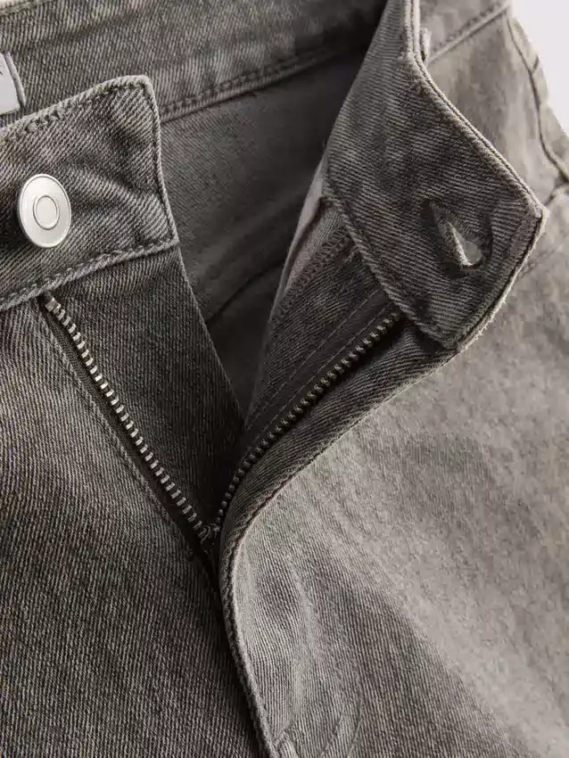 Denimshorts med mellemhøj talje og opsmøg