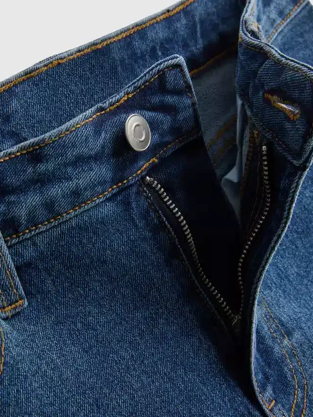 Denimshorts med mellemhøj talje og opsmøg